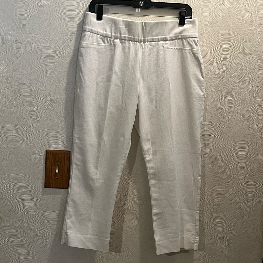 St. John’s Bay White Pull On Knit Capri Pants. Size 10. Secretly Slender Style